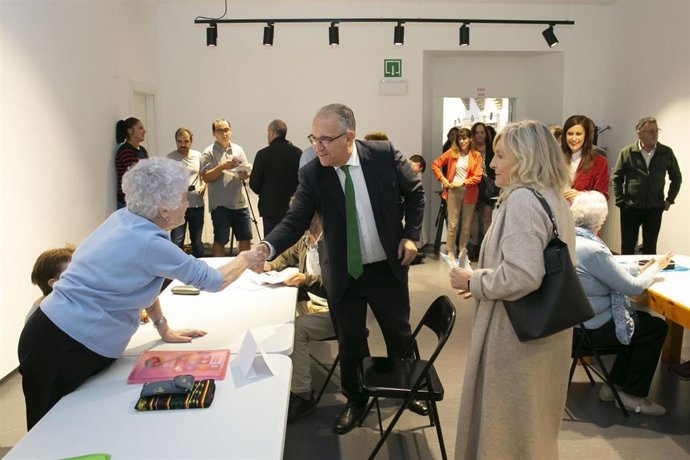 El alcalde, Enrique Maya, durante la visita a los talleres de memoria