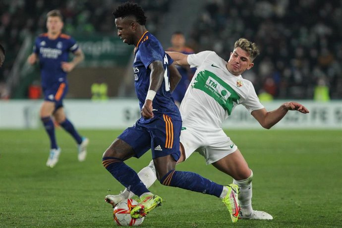 Archivo - El jugador del Real Madrid Vinicius Júnior dribla al futbolista del Elche Raúl Guti en un partido de la temporada 2021-2022, en el Estadio Manuel Martínez Valero.