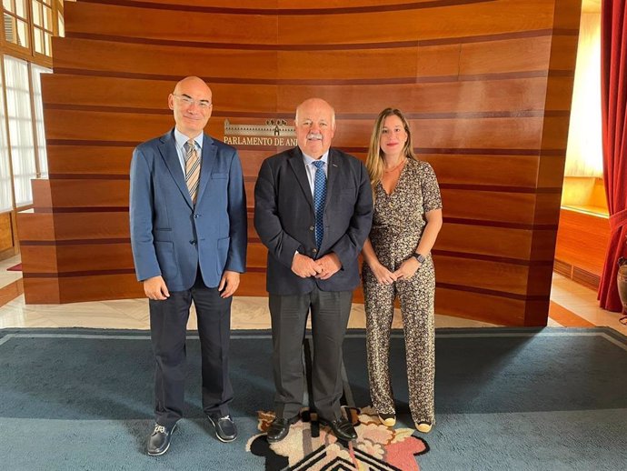 El presidente del Parlamento de Andalucía, Jesús Aguirre, en el centro, junto al letrado mayor, Manuel Carrasco (i) y su adjunta, Teresa Blanco (d).