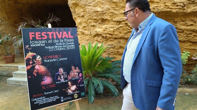 El delegado de Fiestas Mayores y Flamenco, Enrique Pavón, con el cartel del Festival Flamenco Joaquín 'el de la Paula'.