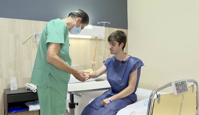 El Dr. Piñal reconstruye en Vithas Madrid La Milagrosa la mano de un joven trasplantando tres dedos de su pie