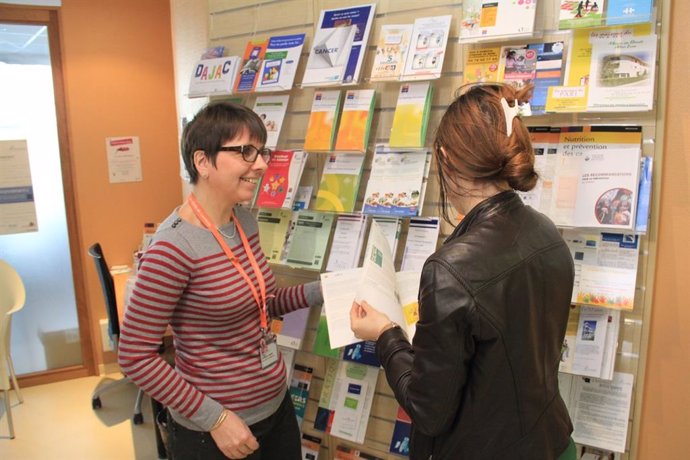 Una mujer acude a informarse sobre la prevención del cáncer al Centro Léon Bérard de Lyon (Francia), un hospital especializado en cáncer.