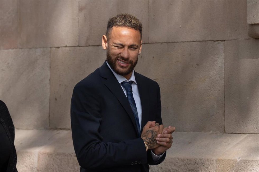 El delantero del Paris Saint-Germain Neymar Da Silva a su salida del juicio por el caso Neymar 2, en la Audiencia de Barcelona, a 18 de octubre de 2022, en Barcelona, Cataluña (España).