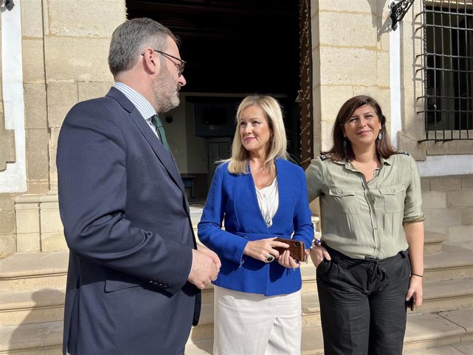 Adolfo Molina habla con Elena Alba (centro), ante el Ayuntamiento de Bujalance.