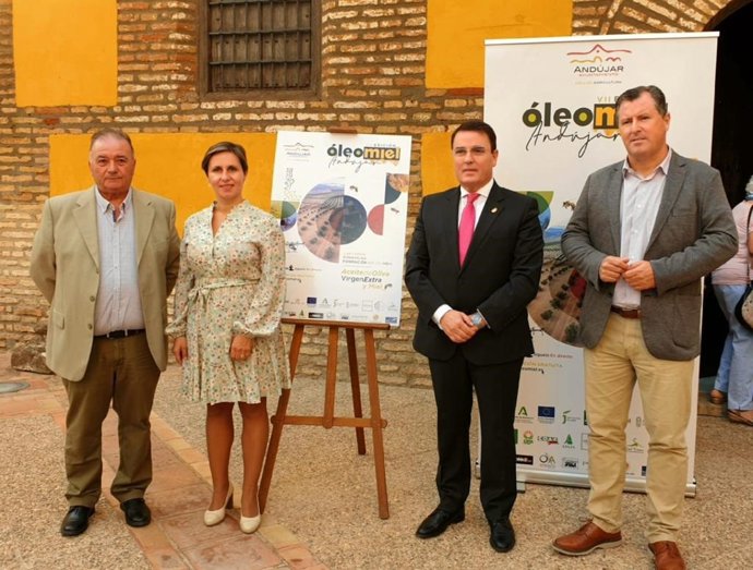 La Junta en Jaén traslada su apoyo al sector en la inauguración de Oleomiel