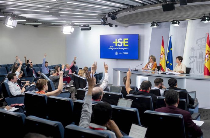 La vicepresidenta tercera y ministra para la Transición Ecológica y el Reto Demográfico, Teresa Ribera (i), y la portavoz del Gobierno, Isabel Rodríguez (d), en una rueda de prensa posterior a la reunión del Consejo de Ministros.