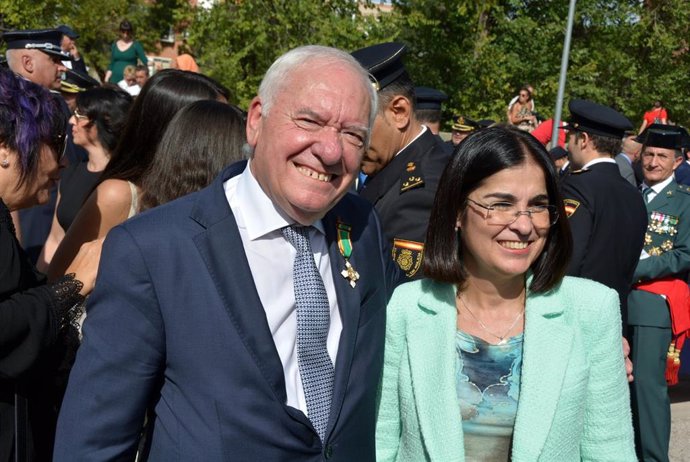 El presidente del CGE, Florentino Pérez Raya, y la ministra de Sanidad, Carolina Darias.