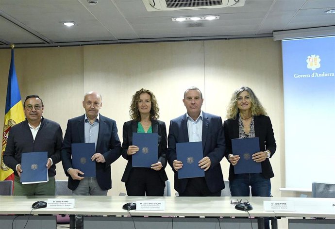 La ministra Calvó, en el centro, con los representantes del sector hotelero y comercial durante la firma del convenio