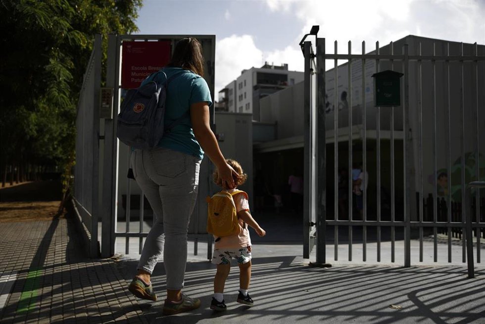 Archivo - Una madre lleva a su hijo a la guardería.