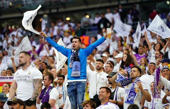 Archivo - Aficionados del Real Madrid, durante la final de la Liga de Campeones 2021-2022 en París. 
