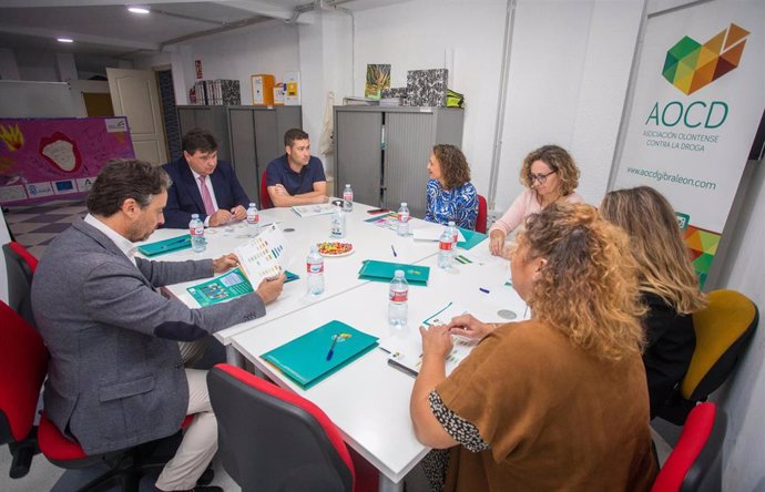 El alcalde de Huelva, Gabriel Cruz, durante su visita a la sede de la Asociación Olontense contra la Droga (AOCD).