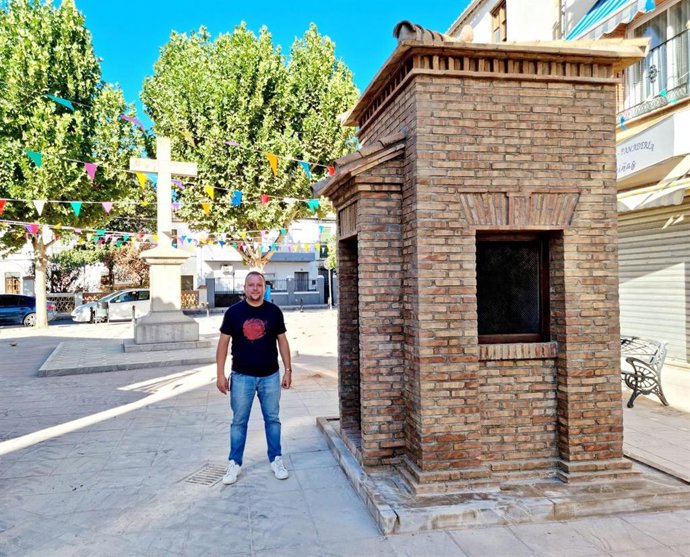 El alcalde de Cúllar Vega, Jorge Sánchez, junto al aljibe recuperado en la Plaza de la Trinidad