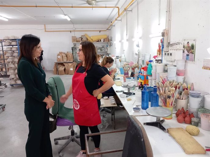 La delegada de Empleo, Empresa y Trabajo Autónomo, María Dolores Gálvez, visita la empresa Ivanros.