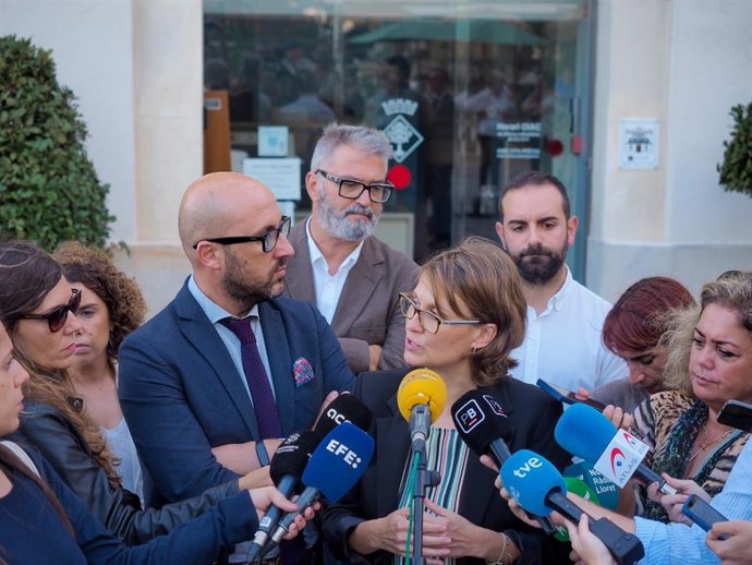 La consellera de Acción Exterior de la Generalitat, Meritxell Serret, junto con el alcalde de Lloret de Mar (Girona)