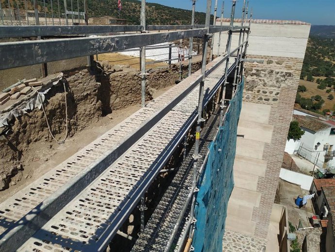 Obras de restauración del Castillo de Aroche (Huelva).