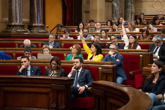(I-D) El conseller de Empresa y Trabajo de la Generalitat, Roger Torrent (ERC); la consellera de Presidencia de la Generalitat, Laura Vilagr; y el president de la Generalitat, Pere Aragons,durante la segunda sesión del Debate de Política General, en e
