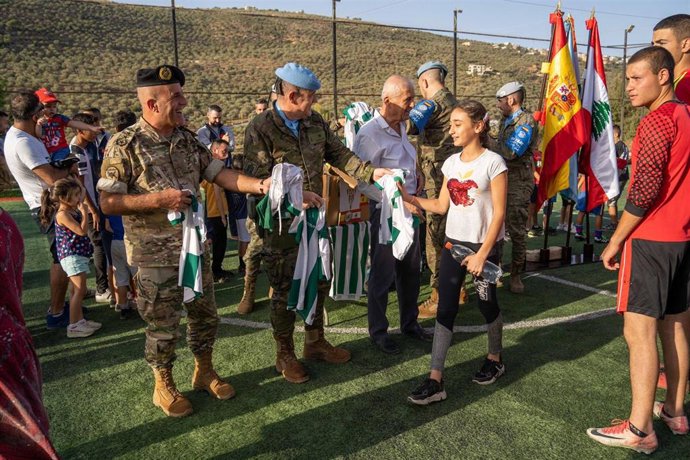 Entrega por militares de la BRI X de equipaciones deportivas del Córdoba CF y el Córdoba Futsal a niños del Sur del Líbano.