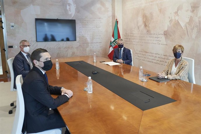Archivo - Reunión entre responsables de Siemens Gamesa y el Lehendakari, Iñigo Urkullu, y la consejera de Desarrollo Económico, Arantxa Tapia, en Vitoria.