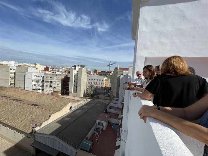 La portavoz del PP en el Ayuntamiento de Valncia, María José Catalá, durante su visita al entorno de las naves de la Sadia.