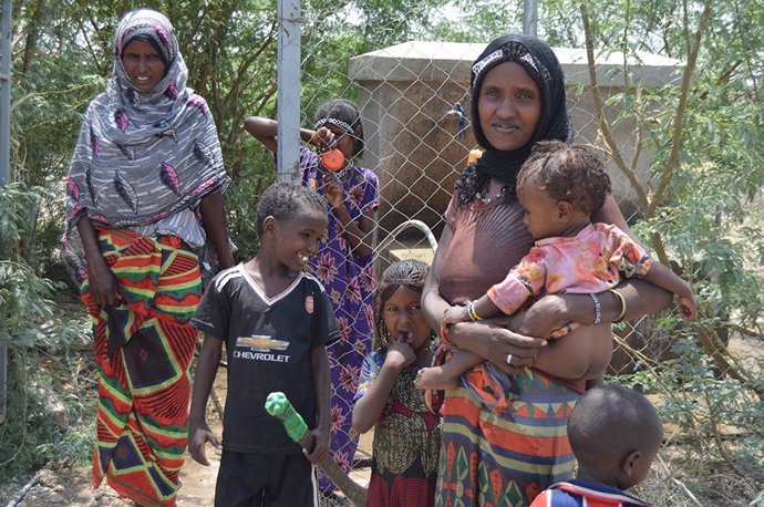 Archivo - Mujeres embarazadas y niños en Etiopía.