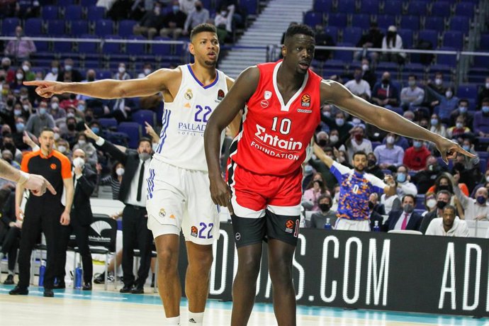 Archivo - Walter Tavares y Moustapha Fall durante el Real Madrid-Olympiacos de la Euroliga 2021-2022