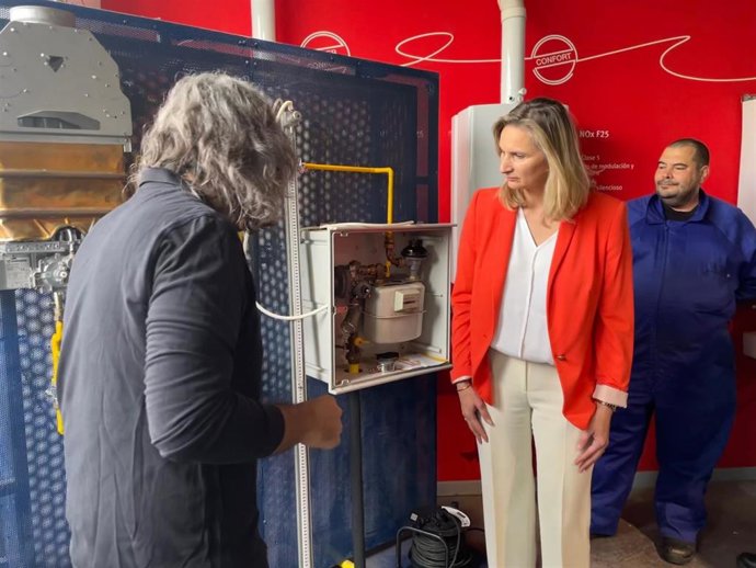 La consejera de Medio Ambiente, Vivienda y Agricultura, Paloma Martín, ha visitado hoy la Asociación de Empresas del Sector de las Instalaciones y la Energía de Madrid (Agremia)