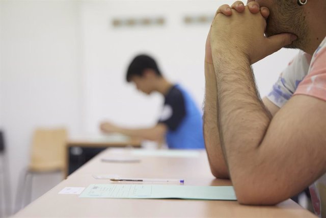 Archivo - Detalle de un alumno en lla Universidad en la Facultad de Física, a 12 de julio de 2022 en Sevilla (Andalucía, España)