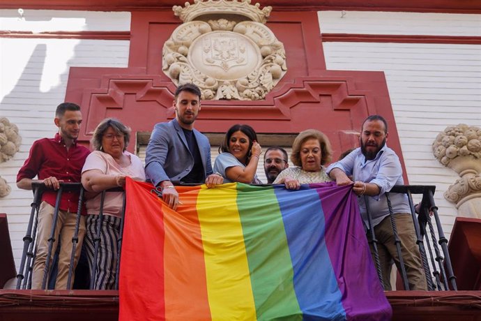 Archivo - La vicesecretaria general del PSOE de Andalucía, Ángeles Férriz, participa en el acto LGTBI organizado en la sede socialista junto al secretario LGTBI del PSOE-A, Manolo Rosado y el secretario LGTBI del PSOE, Víctor Gutiérrez a 06 de junio 202