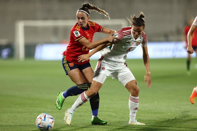 Archivo - Athenea del Castillo pugna un balón durante la disputa del partido entre España y Hungría.