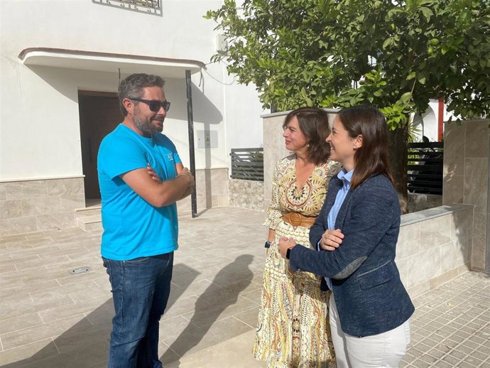 La delegada de Fomento, Articulación del Territorio y Vivienda de la Junta, Cristina Casanueva, en su visita a Palma del Río.