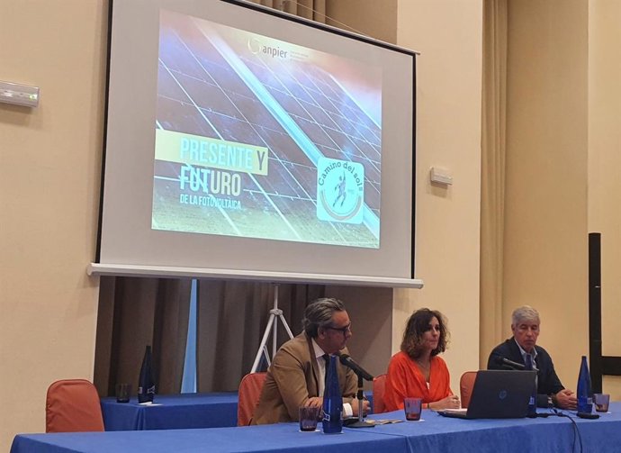 La consejera para la Transición Ecológica y Sostenibilidad de la Junta, Olga García, junto a otras autoridades en la jornada 'Camino del Sol. Presente y futuro de la fotovoltaica en Extremadura'