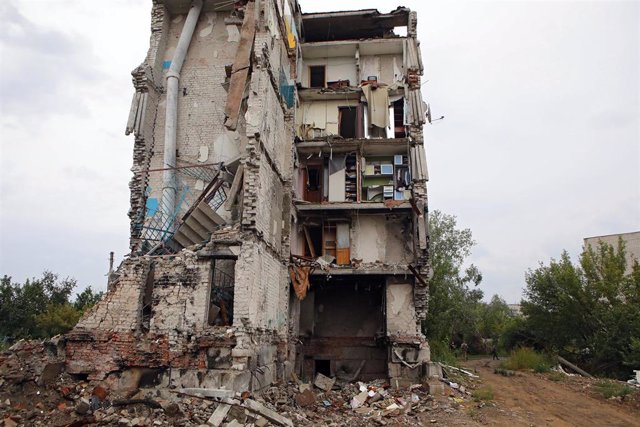 Archivo - Edificio destruido en Izium, Ucrnaia, tras un ataque de Rusia