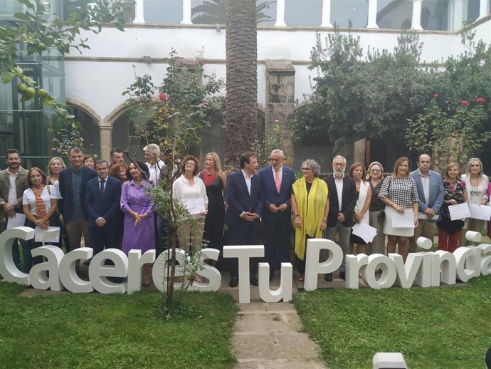 Autoridades y finalistas de los VI Premios San Pedro de Alcántara que concede la Diputación de Cáceres