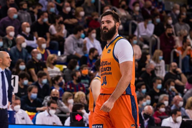Bojan Dubljevic intenta anotar en el Anadolu Efes-Valencia Basket de la Euroliga 2022-2023