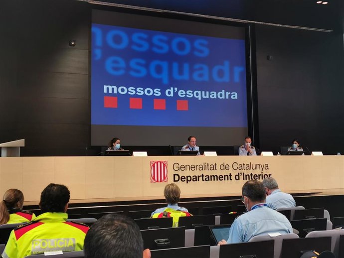 Archivo - El  excomisario jefe de Mossos, Josep Maria Estela; el comisario Eduard Sallent, la intendenta Rosa Bosch y la inspectora Montserrat Escudé.