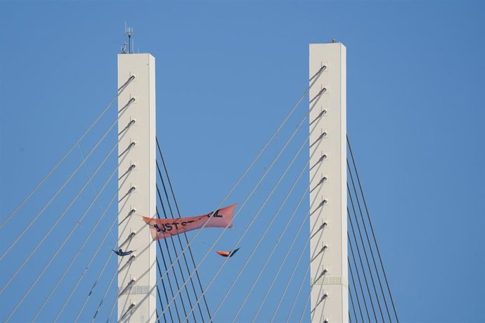 Protesta en el puente de Isabel II
