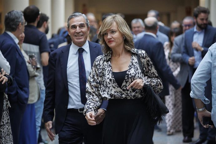 La ministra de Educación y Formación Profesional y portavoz del partido socialista (PSOE), Pilar Alegría, a la salida del senado, a 18 de octubre de 2022, en Madrid (España). 