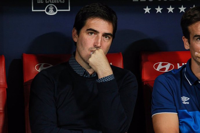 Andoni Iraola, head coach of Rayo Vallecano, looks on during the spanish league, La Liga Santander, football match played between Atletico de Madrid and Rayo Vallecano at Civitas Metropolitano stadium on October 18, 2022, in Madrid, Spain.