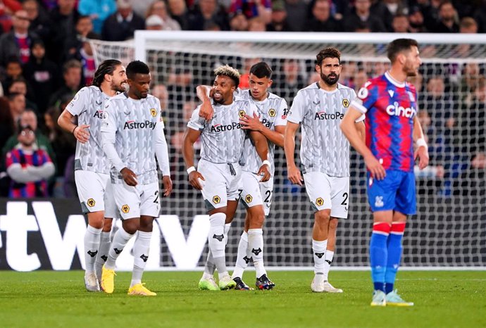 18 October 2022, United Kingdom, London: Wolverhampton Wanderers' Adama Traore (3rd L) celebrates scoring his side's first goal with teammates during the English Premier League soccer match between Crystal Palace and Wolverhampton Wanderers at Selhurst 