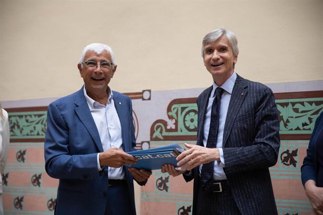 El exconseller de Salud de la Generalitat Josep Maria Argimon (d)traspasa su cartera al nuevo conseller de Salud, Manel Balcells (i), en el Departamento de Salud Generalidad, a 11 de octubre de 2022, en Barcelona, Catalunya (España). Los siete nuevos cons