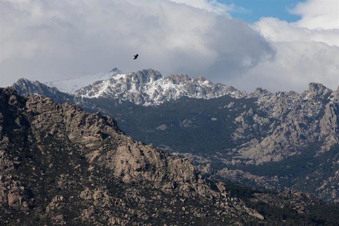 Archivo - Vista general de la Sierra de Guadarrama nevada, a 20 de abril de 2022, en Madrid (España). 