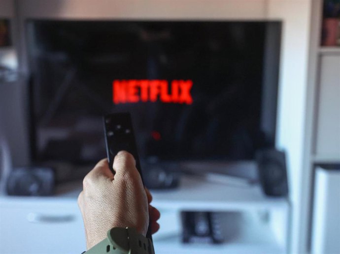 Un usuario se conecta a la plataforma Netflix, a 14 de octubre de 2022, en Madrid (España). 