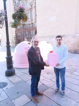 La Plaza del Mercado acoge dos contenedores rosas de la campaña 'Recicla vidrio por ellas', en el Día del Cáncer de Mama