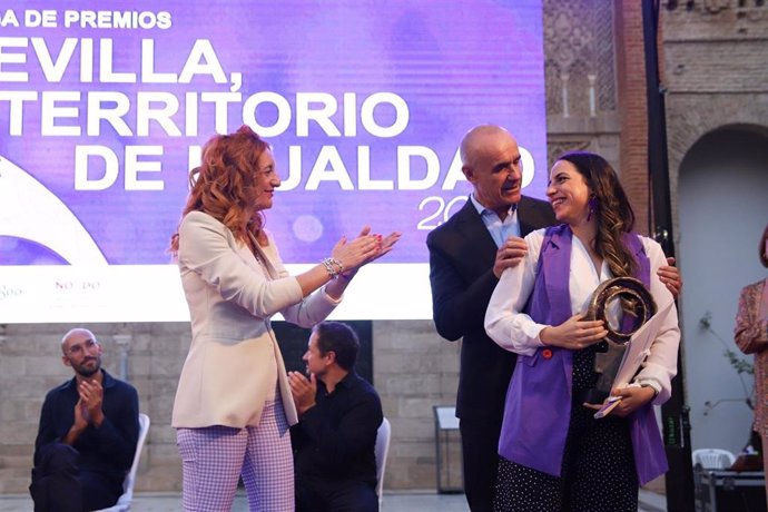 El alcalde de Sevilla, Antonio Muñoz, entrega los premios 'Sevilla, Territorio de Igualdad' en un acto celebrado en el Real Alcázar.
