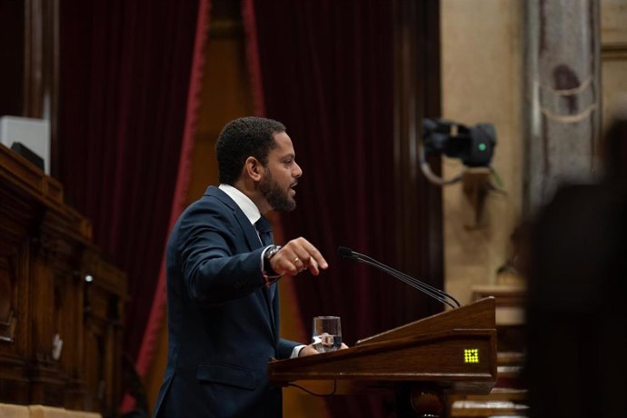 El líder de Vox, Ignacio Garriga, interviene en el Parlament.