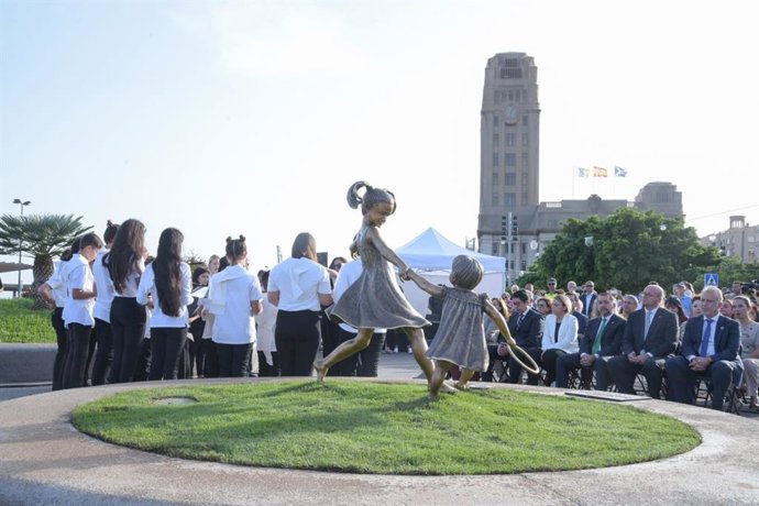 Escultura en memoria de las niñas Anna y Olivia inaugurada en Santa Cruz de Tenerife