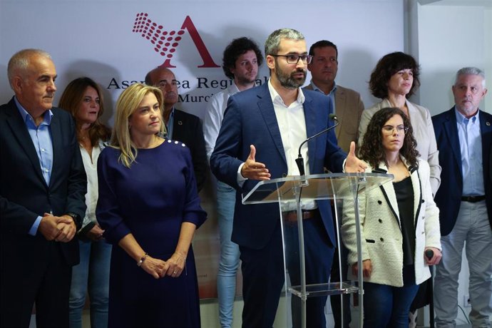 El portavoz del Grupo Parlamentario Socialista, Francisco Lucas, durante su comparecencia en rueda de prensa
