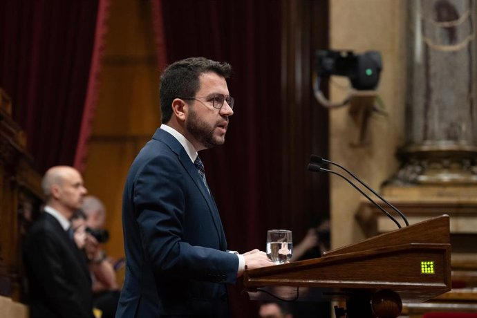 El presidente de la Generalitat, Pere Aragons, comparece para presentar al nuevo Govern de ERC durante una sesión de control en el Pleno del Parlament, a 19 de octubre de 2022, en Barcelona, Cataluña (España). Aragons y el Govern se enfrentarán a la s