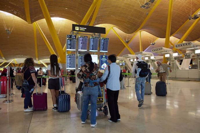 Pasajeros en la zona de facturación de la Terminal 4 del aeropuerto en el día que se inaugura la nueva Terminal de Autobuses de la T4 en el Aeropuerto Madrid-Barajas, en Madrid (España). 