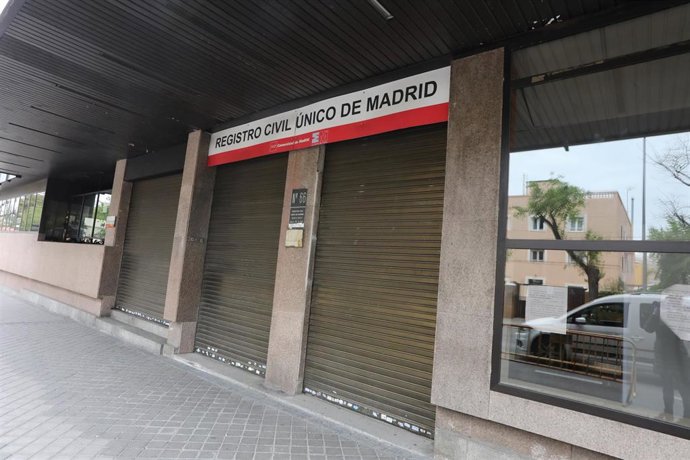 Archivo - Puerta con la verja echada de uno de los registros civiles madrileños, concretamente el Registro Civil Único de la calle Pradillo de la capital, que observaron entre el 10 de marzo y el 11 de abril, en plena gran crisis sanitaria del coronavir